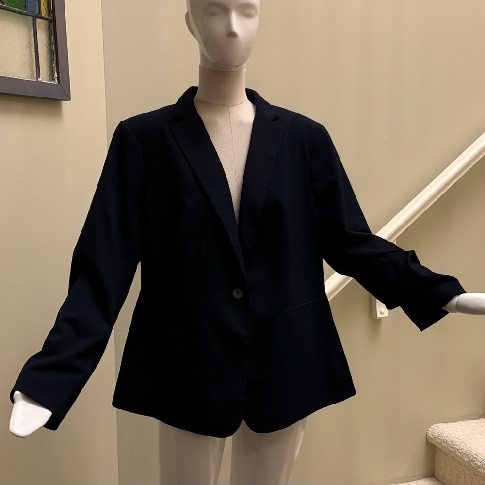 H&M Classic Navy Women's Blazer. Comfortable fit, minimal stretch. Lined Sz XL